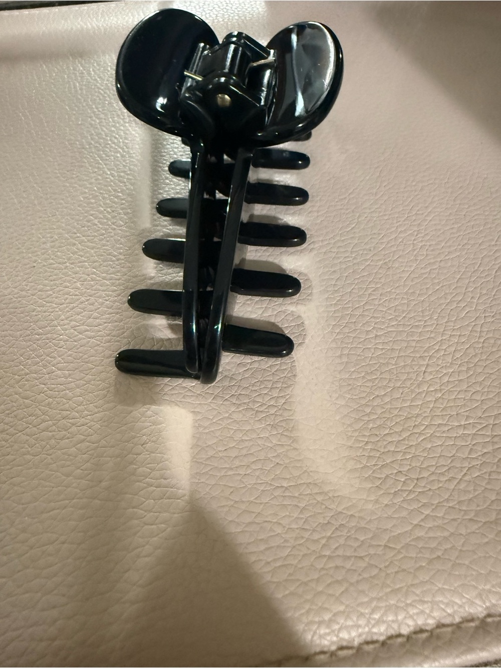 ALO Yoga Black Hair Claw Clip - Picture 5 of 7
